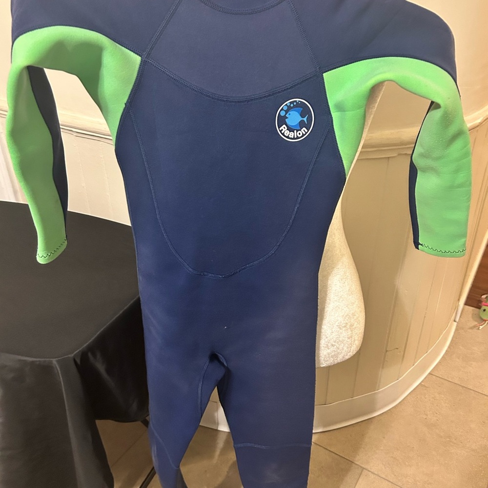 Realon Unisex Youth Wet Suit Size Large